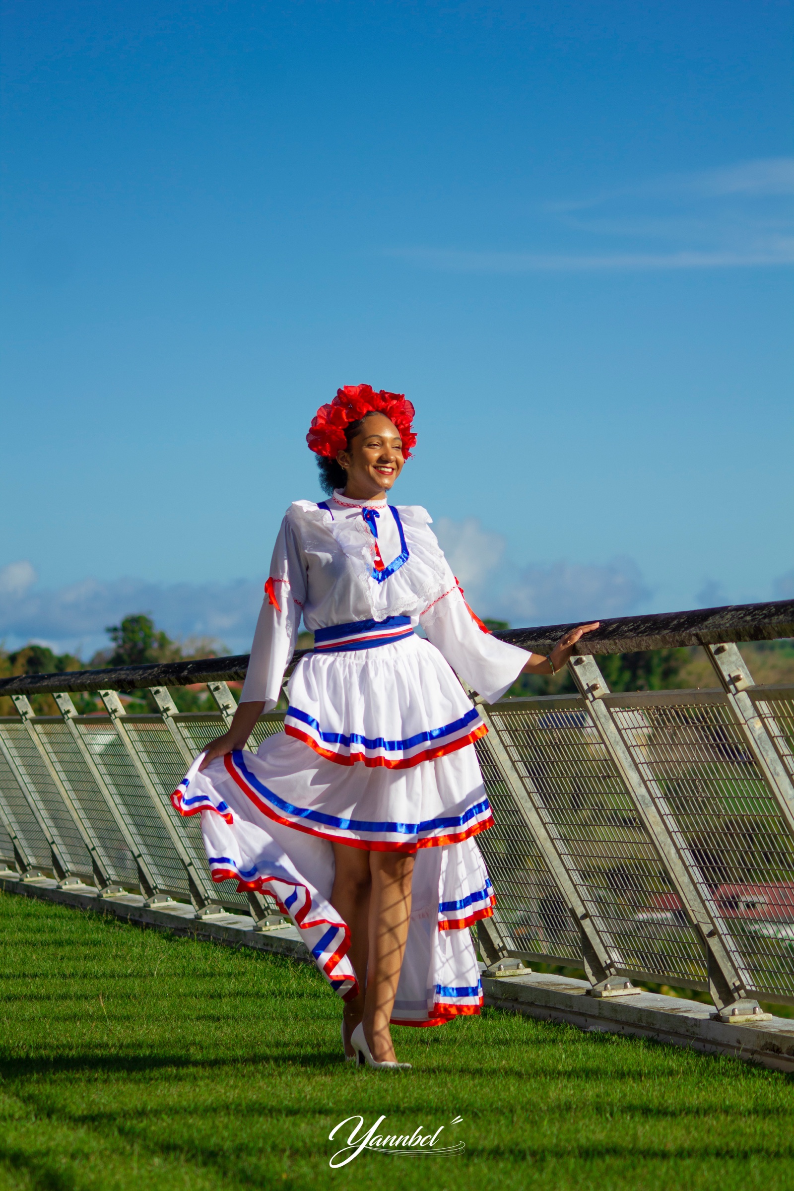 Portrait en pied d’une femme portant une robe traditionnelle guadeloupéenne