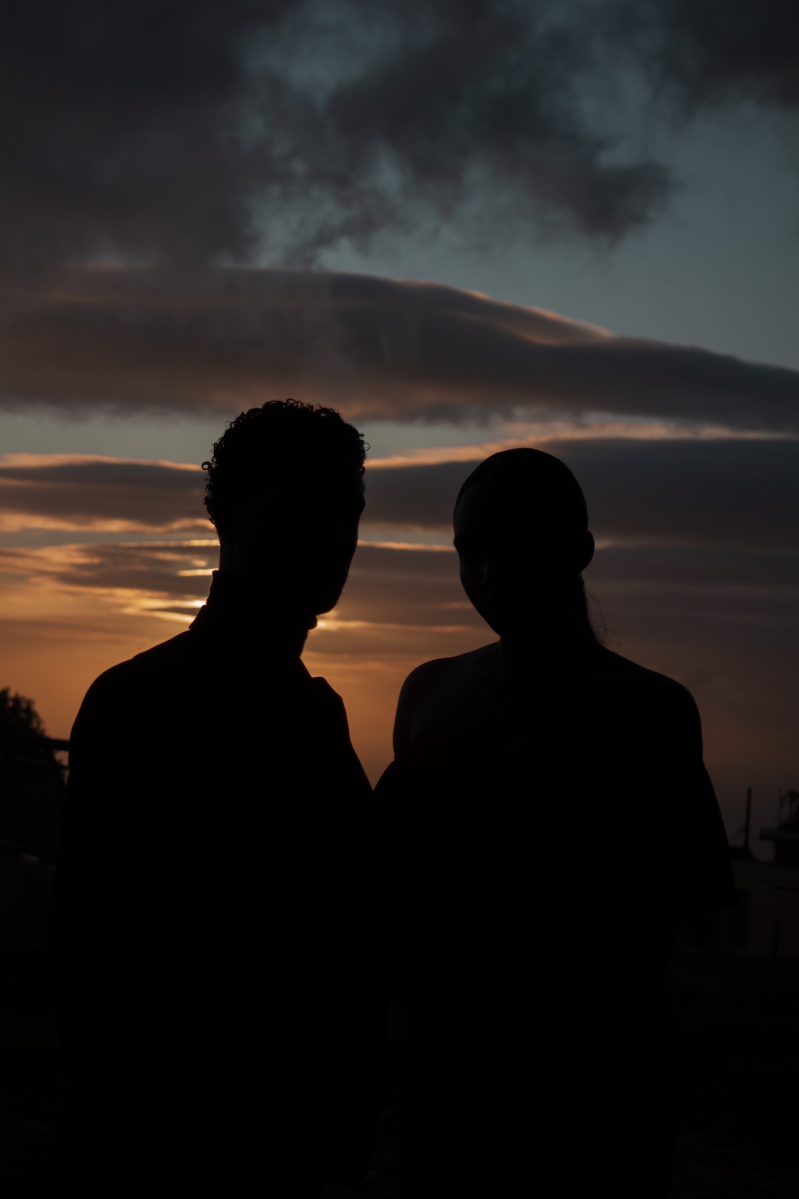 Deux silhouettes se détachant devant un coucher de soleil
