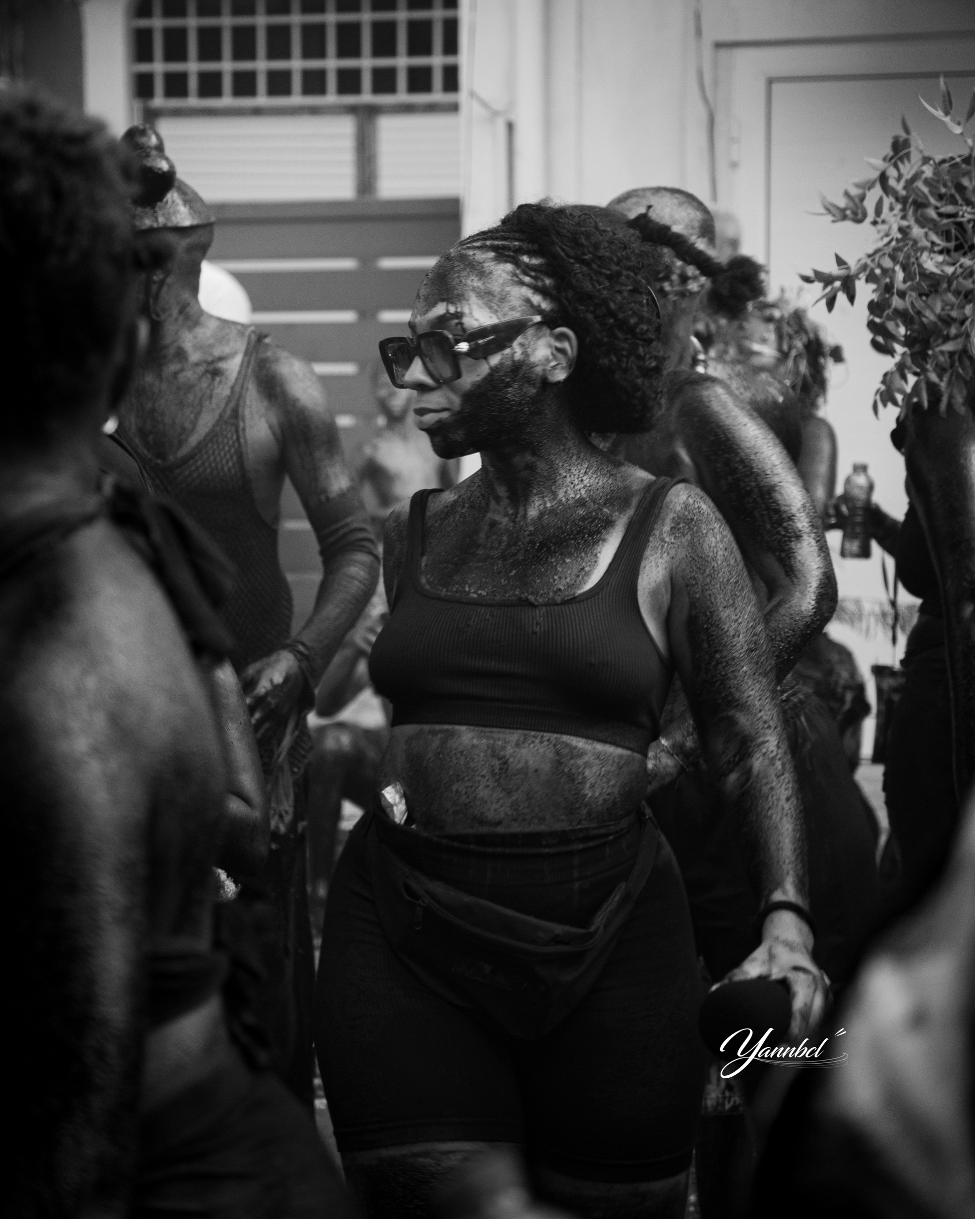 Portrait en noir et blanc d’une participante pendant le défilé