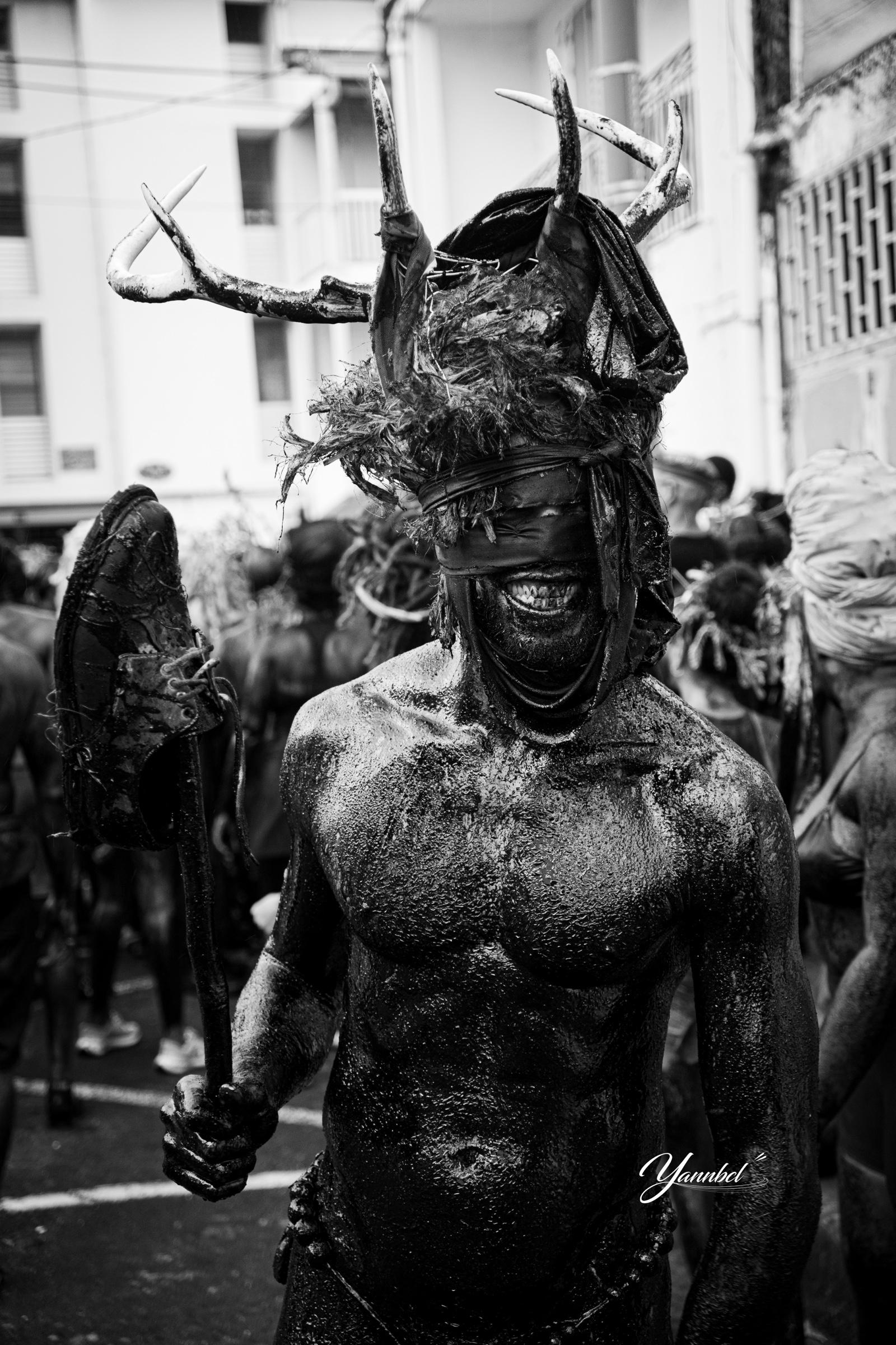 Participant souriant derrière un masque textile et une coiffe à cornes