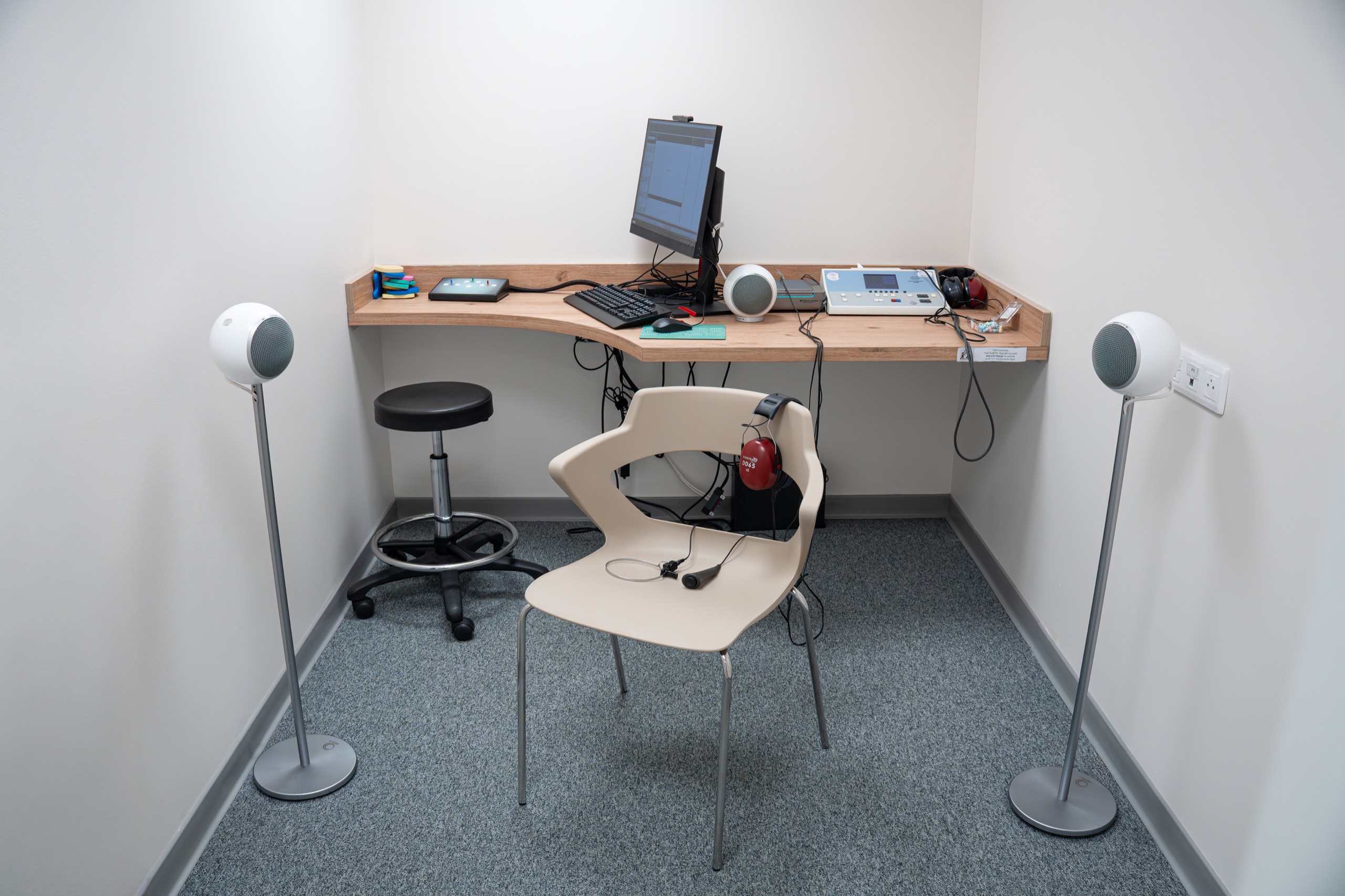 Espace de diagnostic équipé pour les examens auditifs