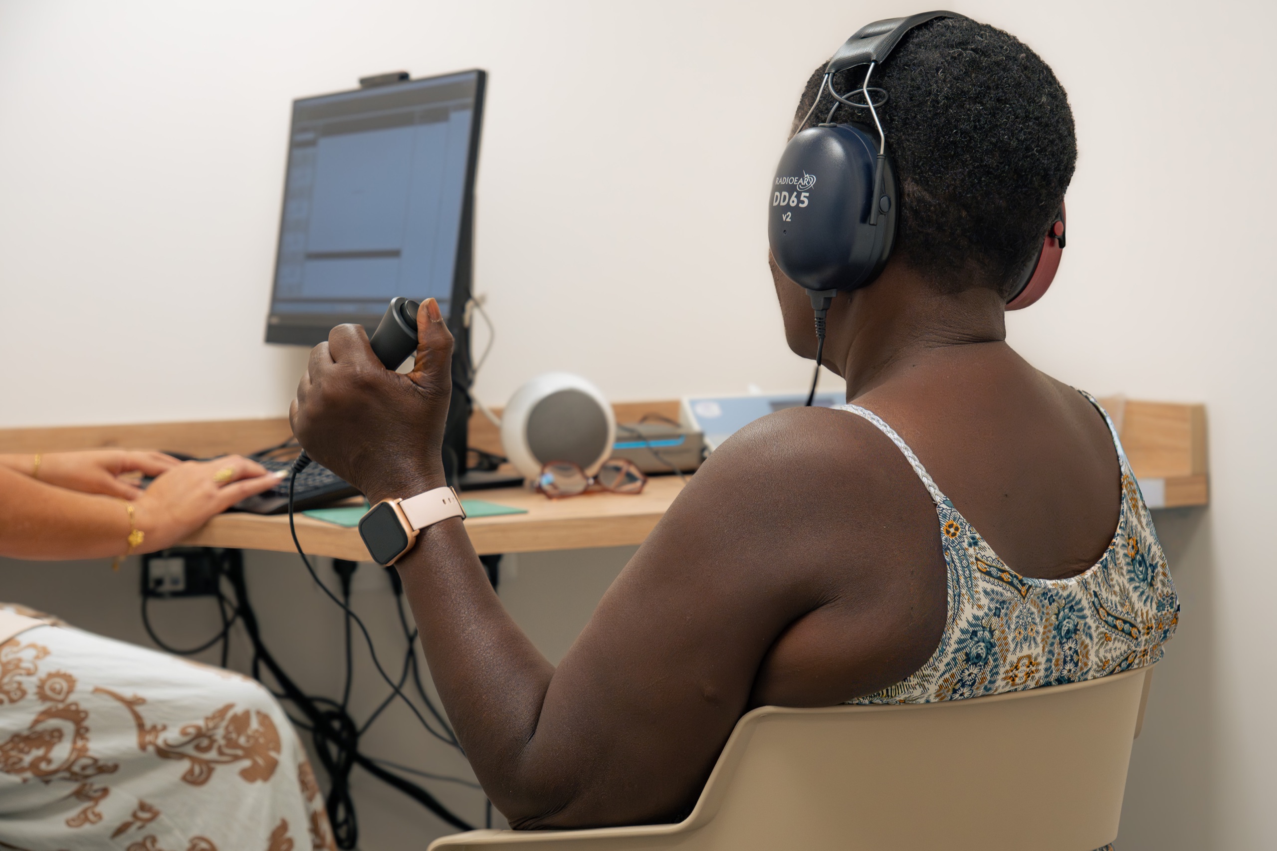 Patiente réalisant un examen auditif dans la clinique