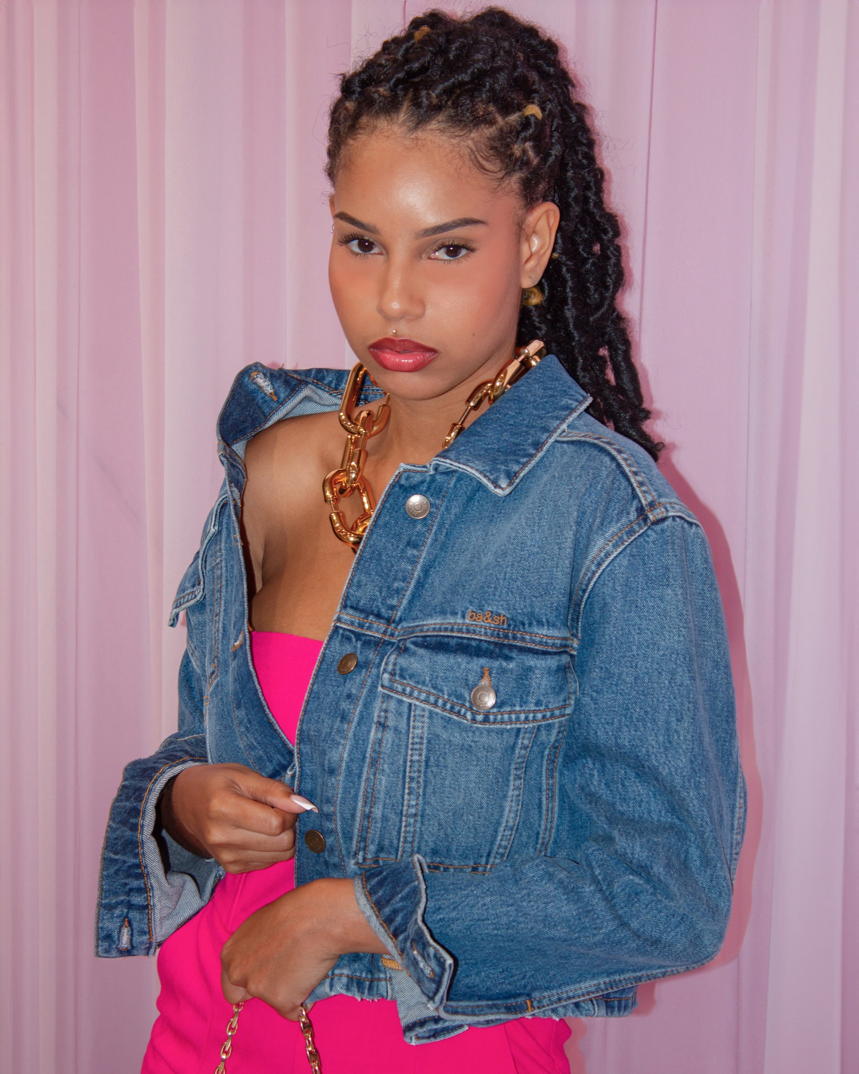 Little Dreamer porte la tenue 4 — denim & pink chez Jour & Nuit