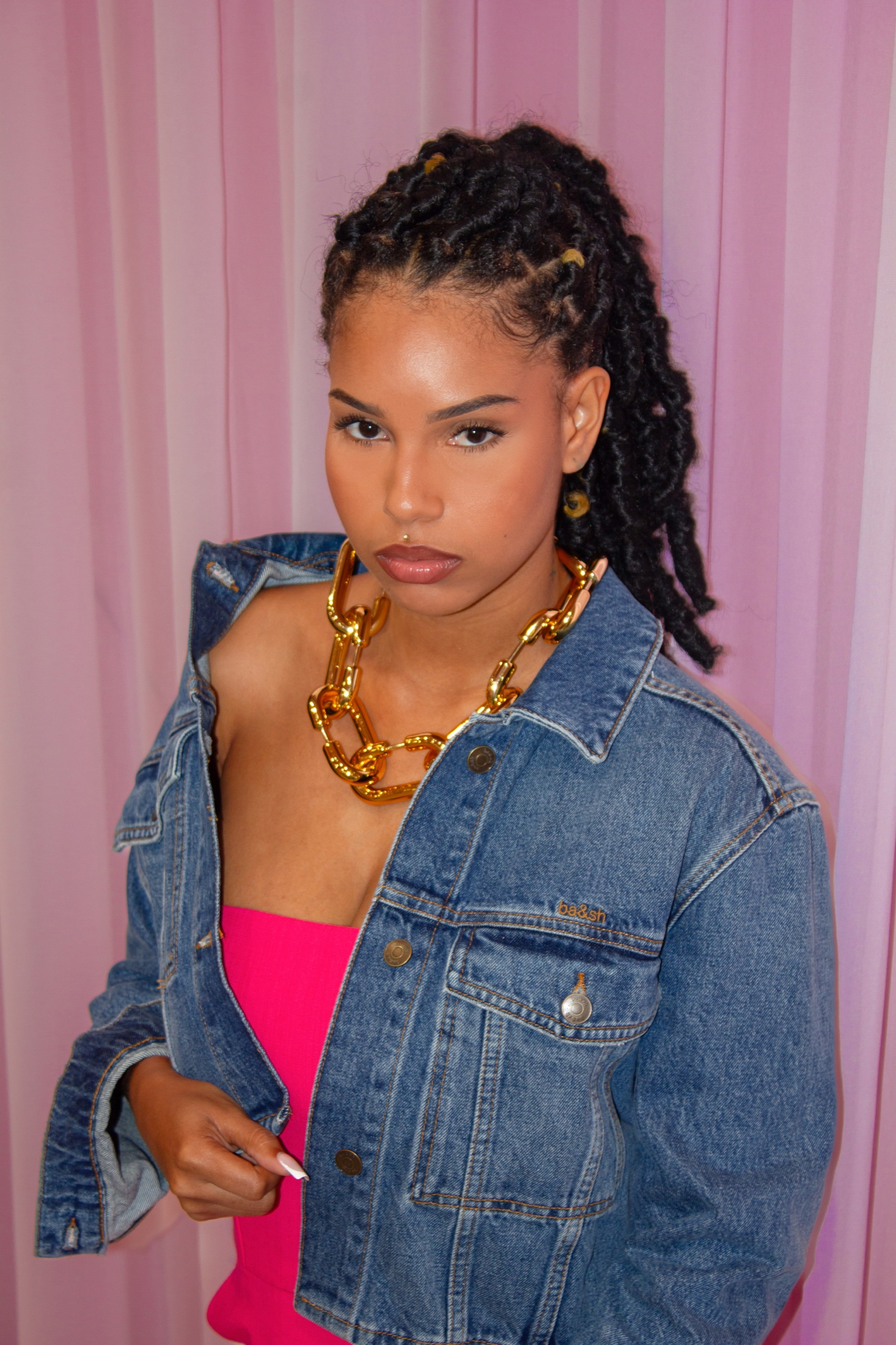 Little Dreamer porte la tenue 4 — denim & pink chez Jour & Nuit