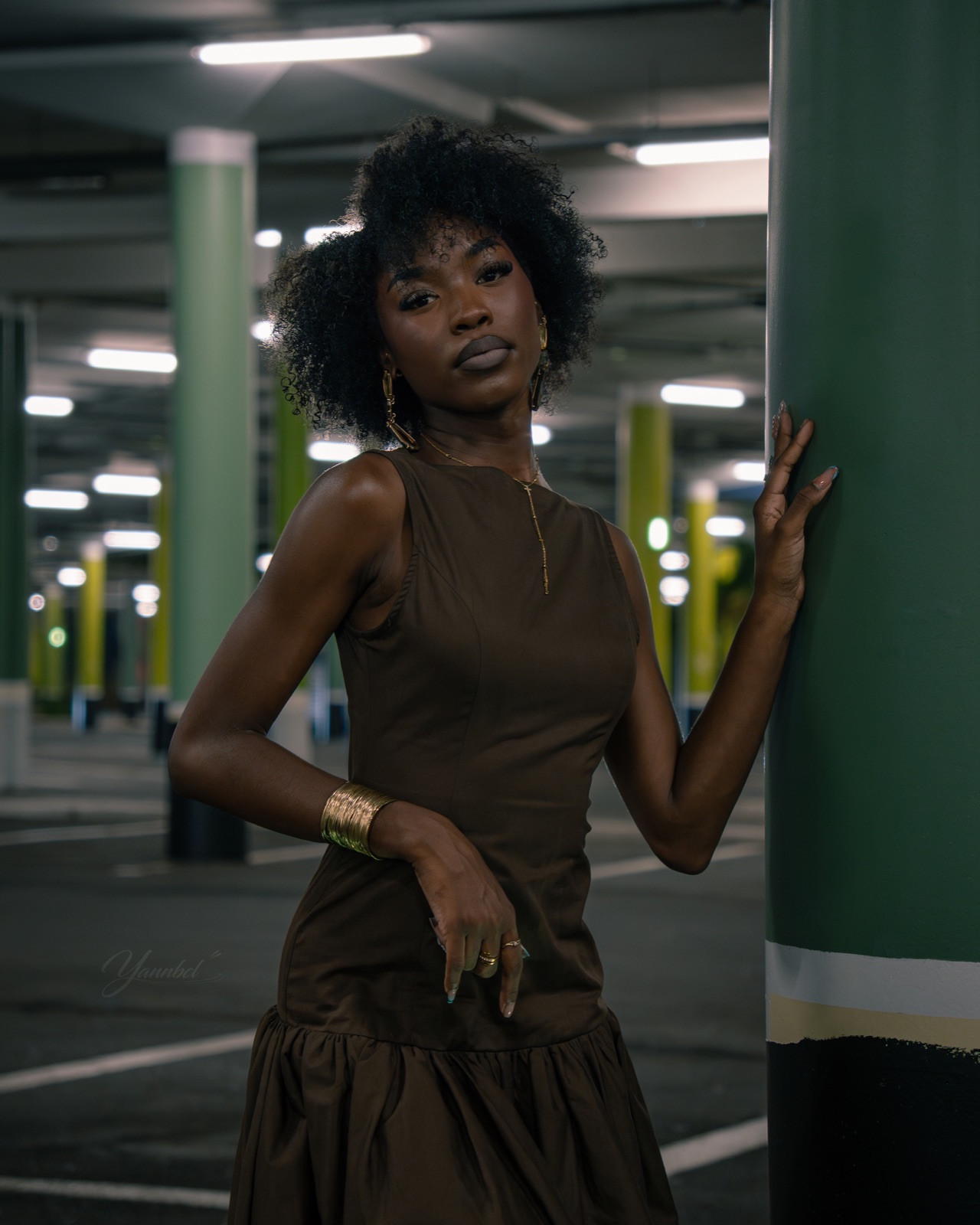 Xyo pose près d’un pilier dans une ambiance urbaine nocturne